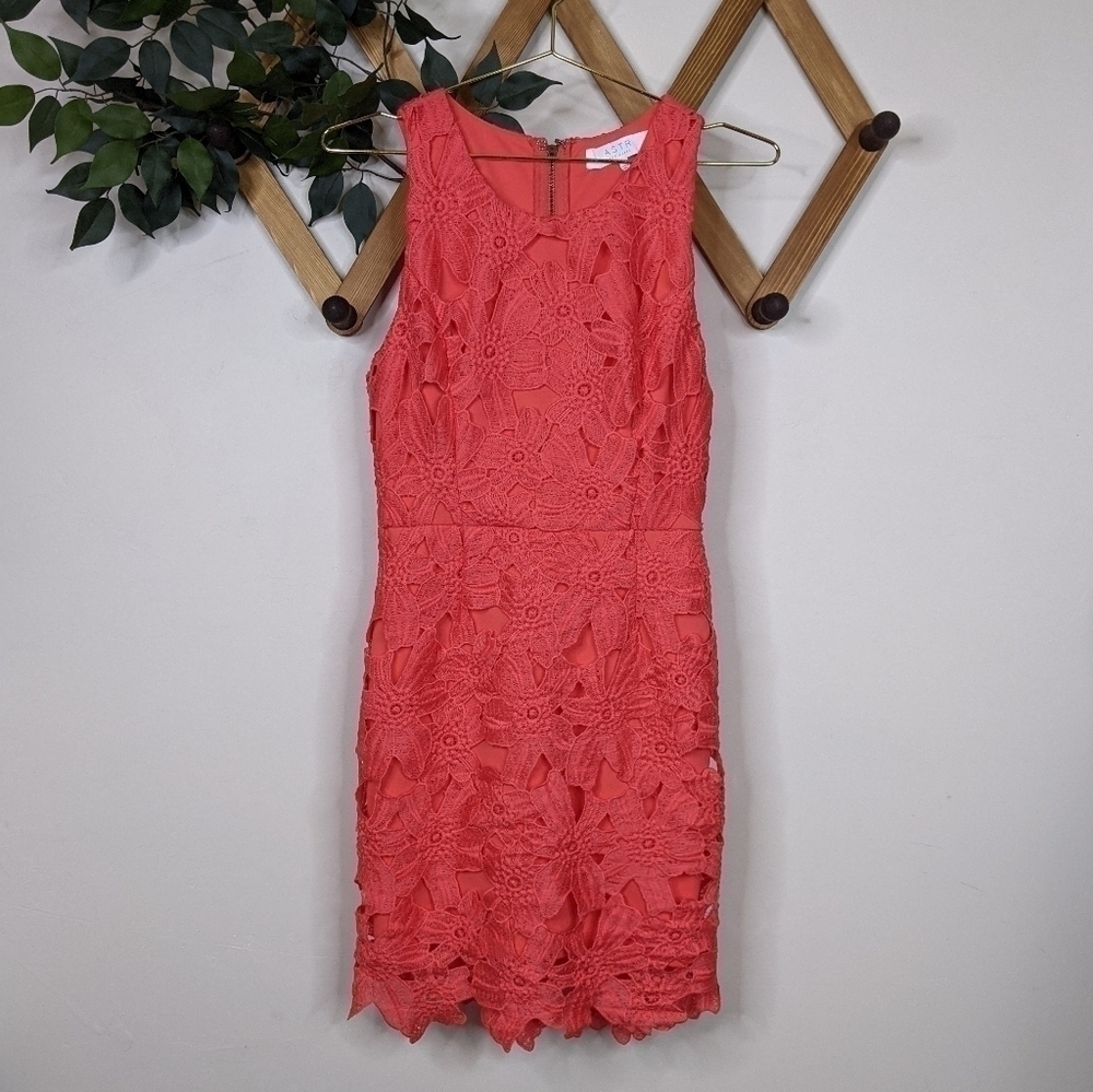 ASTR Lace Floral Sleeveless Coral Bodycon Sheath Mini Dress - Size Small